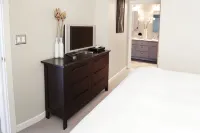 Upscale 2Br Steps to Pike Place Market & Seattle's Only Residence on the Water Hôtels à : Pike Market