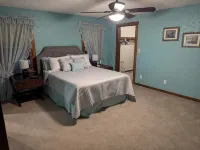 The Lazy Cat Lodge - Hot Tub - Fire Pit - Wi-Fi