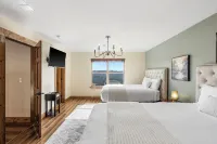 Spacious Lakeview Retreat w/Game Room, Indoor Pool, Expansive Deck & Firepit - Træningscentre