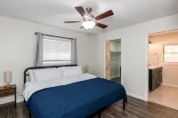 Central Location- Updated 3 Bed 2 Bath - Homestays