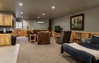 Sleeps 14! Hot Tub, GAME ROOM, ORV Trails & EASY lake access! - 木屋