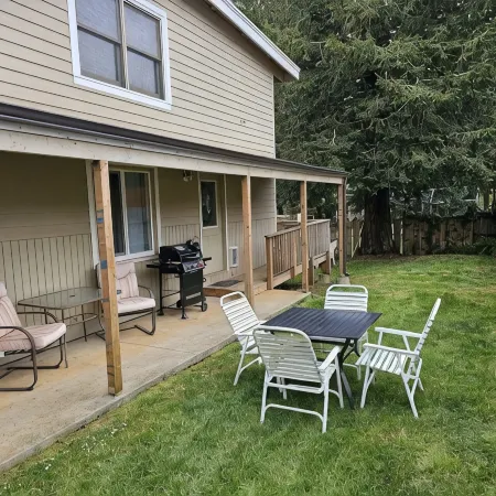 Comfy Spacious Home, Minutes to Beaches, King Bed, Sleeps 9, WiFi, Dog friendly