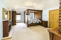Pocono Escape with huge Pool HOT TUB,GAMEROOM,FIREPIT,near Camelback & Kalahari - Wifi