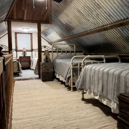 Roudy’s Retreat: Secluded Mountain Cabin with Hot Tub and Private Pond