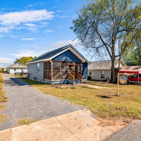 New Guntersville lake cottage - walking distance to lake and minutes to downtown