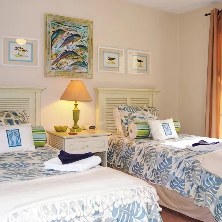 Promotions! Stylish Historic District Retreat • Courtyard • Bikes • Walk