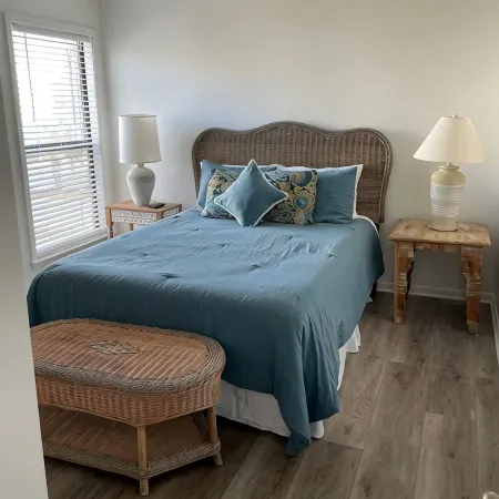 Nice and Spacious 2 Bed / 2 Bath on the Bay and across street from Orange Beach.