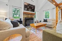 Vermont Summer Escape - Sleeps 8 with FirePit, Hot Tub, and Pet Friendly! - Boutique