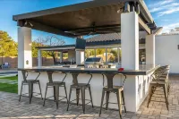 Modern Top Gun House in Arrowhead district. Heated Pool/Outdoor BBQ/Bar/Games - Boutique
