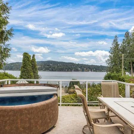 Oceanfront 3 Bed: Private Beach and Dock Access, Hot Tub , BBQ & Free Kayaks!