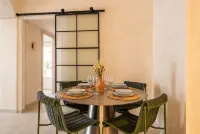Luxe Apt w/ panoramic views in Heart of Naples - Condos