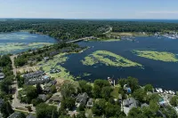 AMAZING NEWER HOME WITH LAKE VIEWS, steps away from shops and restaurants. - Hot Tub