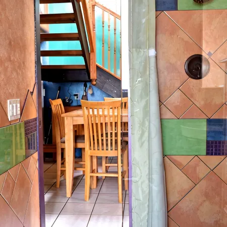 Lodging and Art Gallery-Charming Space Next to Everything, Walk Anywhere!