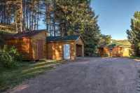 Old Town Cottage: Nestled on a forested hillside on the edge of Hill City - WiFi