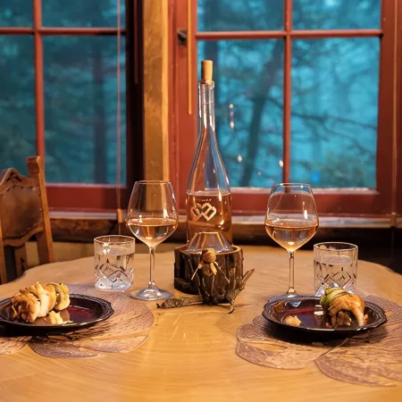 Fairytale Themed Secluded Cabin- Pets ok, King Bed, Fast Wi-Fi!