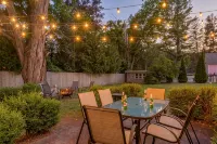 Cozy Cottage near Lake & Skiing, Hot Tub, fireplace & Fire-pit, Pets Allowed - Wifi