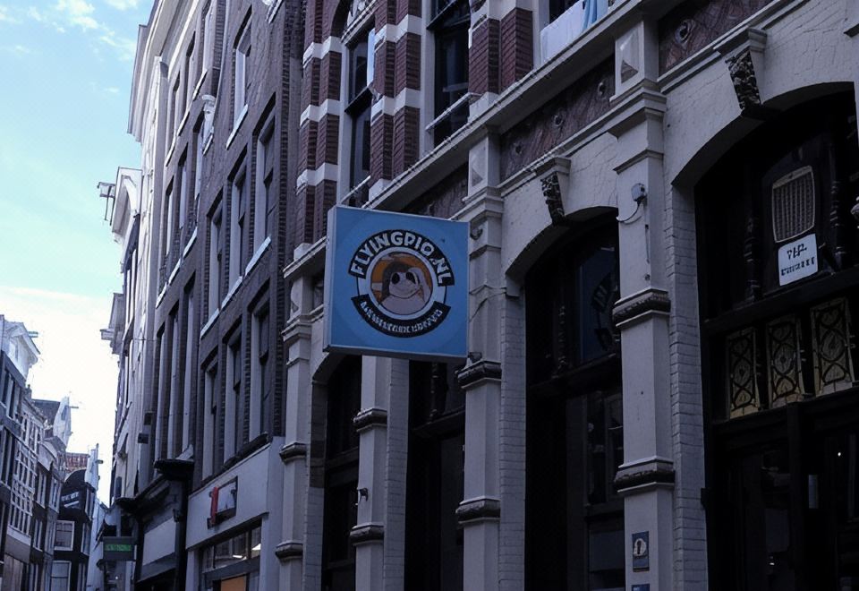 The Flying Pig Downtown - Housity