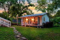 NEW - Adorable Cottage w/ Full Kitchen/ Free Tandem Bike - Wifi