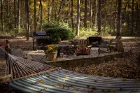 Designer 1880s Log Cabin - 2 Private King Suites - Walk to Mentone - Chalets