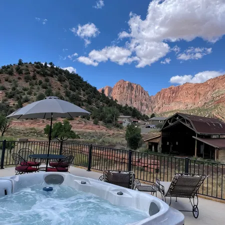 Zion Edge Retreat, Building Finished in 2024 with Hot Tub.