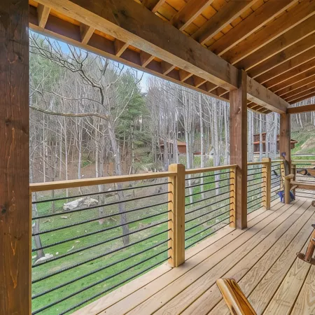 Husky Hideaway - Mountain views, Pet-friendly, Wi-Fi, and King Bed.