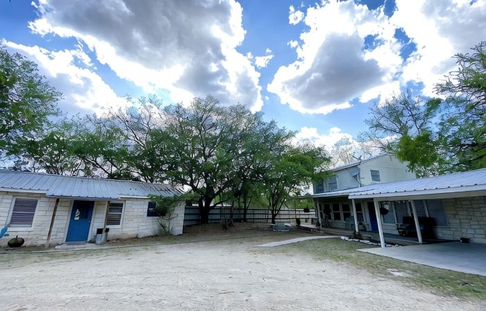 Frio Riverfront House+Bunkhouse, Volleyball Pool, Pavillion!