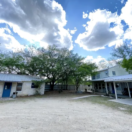 Frio Riverfront House+Bunkhouse, Volleyball Pool, Pavillion!