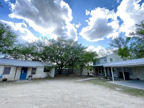 Frio Riverfront House+Bunkhouse, Volleyball Pool, Pavillion! - 3 estrellas