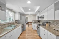 14 Guests · Large HEATED Pool · Tropical Backyard+BBQ · GYM · Beach: 3 miles - 4星級
