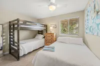 Sunny & Comfy ~ Steps to Siesta Key Beach ~ Pool! - 3-Star