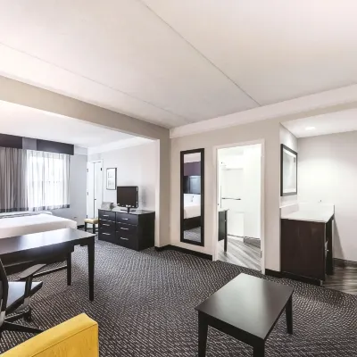 La Quinta Inn & Suites by Wyndham San Antonio Downtown Hotels near Commanders House Park