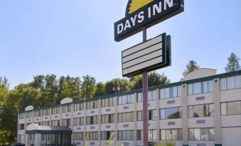 The Schenectady Inn & Suites