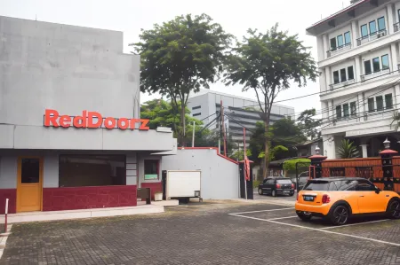RedDoorz Plus Near Rscm Jakarta