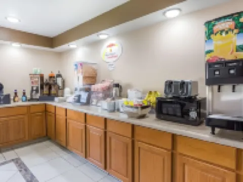 Super 8 by Wyndham Rock Falls Sterling Area