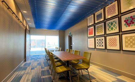 Holiday Inn Express & Suites Aurora - Housity