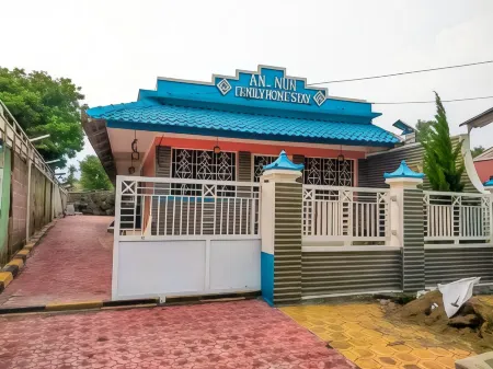 Family Homestay Annur Syariah Отели в г. Cicurug