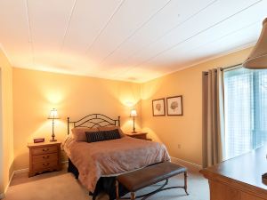 Seven Springs 2 Bedroom Standard Condo with Private Deck! Condo