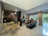 Villa Amethyst Dago Pakar FE-22 4Br with Private Pool ( Family Only) Hotell i Desa Sindanglaya