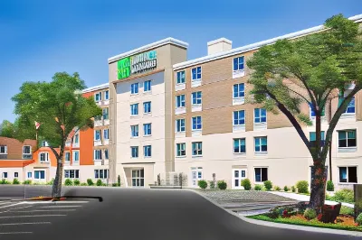 Holiday Inn Express Chelmsford Hotels near Indian Ridge Reservation