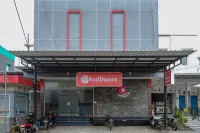 RedDoorz Near Taman Pantai Alam Indah Tegal Hotell i Mintaragen