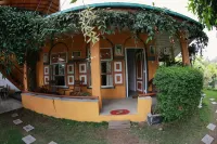 Tea Garden Holiday Inn Hotels in Элла