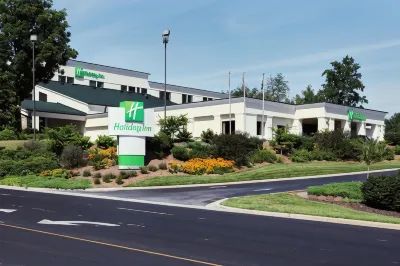 Holiday Inn Asheville - Biltmore West Отели рядом с достопримечательностью «Helen's Bridge»