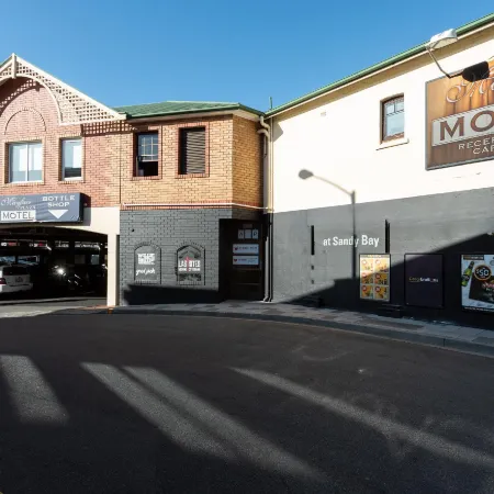 Mayfair Plaza Motel and Apartments