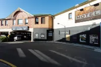 Mayfair Plaza Motel and Apartments
