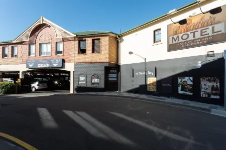 Mayfair Plaza Motel and Apartments Отели рядом с достопримечательностью «Long Beach»