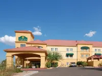 La Quinta Inn & Suites by Wyndham Phoenix I-10 West Hotels near T-Mobile