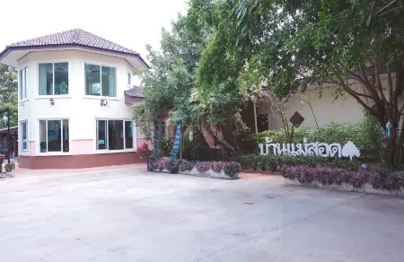 Baan Maesot Boutique Resort Отели рядом с достопримечательностью «Wat Don Kaeo»