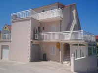 Apartmani KREŠIĆ 1 Hvar Hôtels à : 