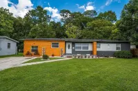 Fun Game Room Getaway: Sleeps 10, pool table, darts, fire pit, pet-friendly Hotels near Publix Super Market at Argyle Village