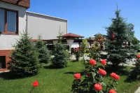 Garden Club - Hotel & Restaurant - Free Outdoor Pool & Parking